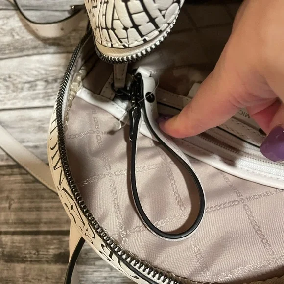 Leather backpack. - Picture 3 of 5